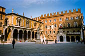 Verona - piazza dei Signori, veduta dei lati nord-est di con il Palazzo del Podest e la Loggia del Consiglio 